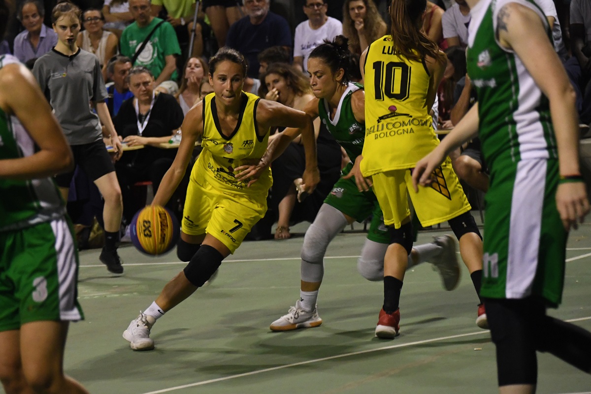 Ragazze in campo nella prima giornata del “Walter Bussolari Playground”